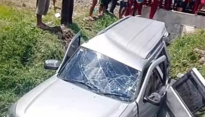 Minibus Remuk Dihantam Kereta Api