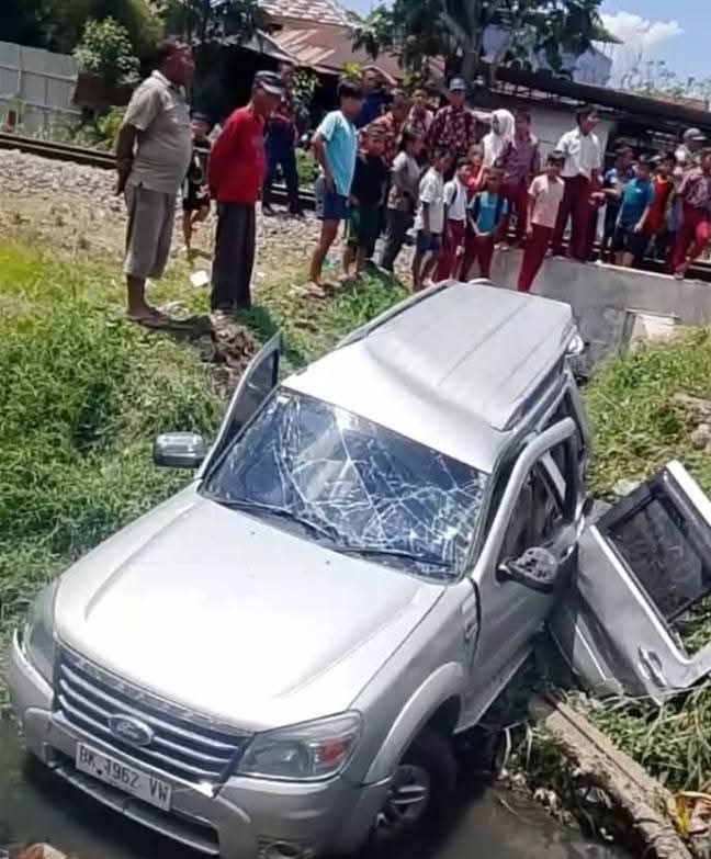 Minibus Remuk Dihantam Kereta Api