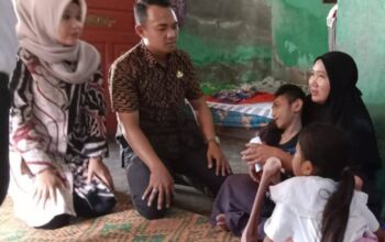 Tokoh Masyarakat Ulurkan Bantuan Untuk Penderita Lumpuh Layu