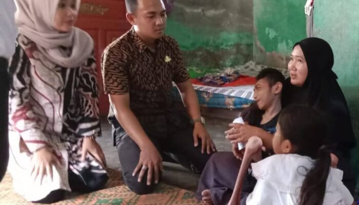 Tokoh Masyarakat Ulurkan Bantuan Untuk Penderita Lumpuh Layu
