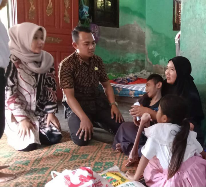 Tokoh Masyarakat Ulurkan Bantuan Untuk Penderita Lumpuh Layu
