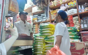 Direktur Utama Perum Bulog saat melakukan inspeksi mendadak (sidak) ke Pasar Petisah atau yang dikenal juga dengan Pasar Bawah Medan, Jumat (19/9/2025).