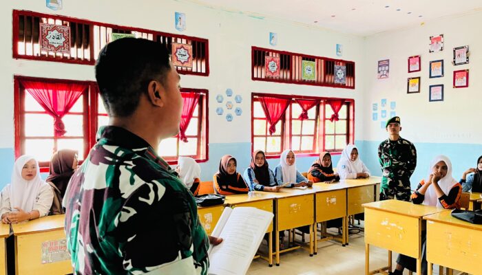 Prajurit Yonif TP- 857/ GG Beri Wawasan Kebangsaan Kepada Pelajar
