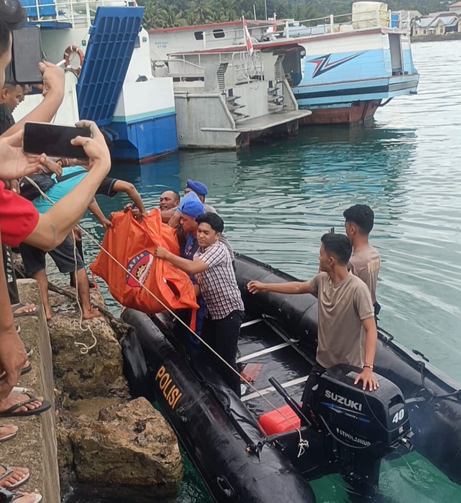 Heboh, Sesosok Mayat Ditemukan Terapung Di Sekitar Pelabuhan Teluk Dalam