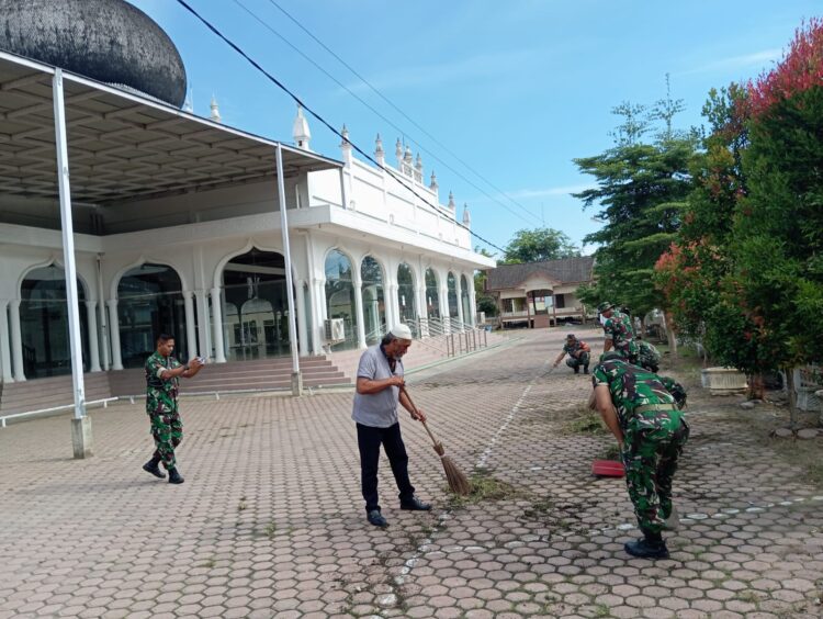 TNI/Polri Bersama Warga Bersihkan Masjid Taqwa Aron