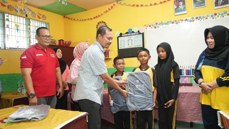 Kunjungi Siswa Viral Bersihkan Mushala SDN Cinta Rakyat, Pemkab Deliserdang Bantu Perlengkapan Sekolah