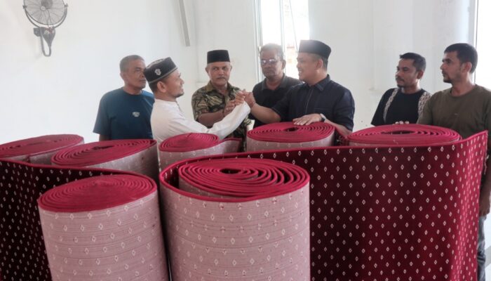 Daniel Wahab Bantu Ambal Untuk Masjid Lamjabat