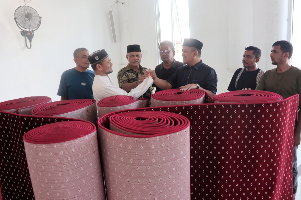 Daniel Wahab Bantu Ambal Untuk Masjid Lamjabat