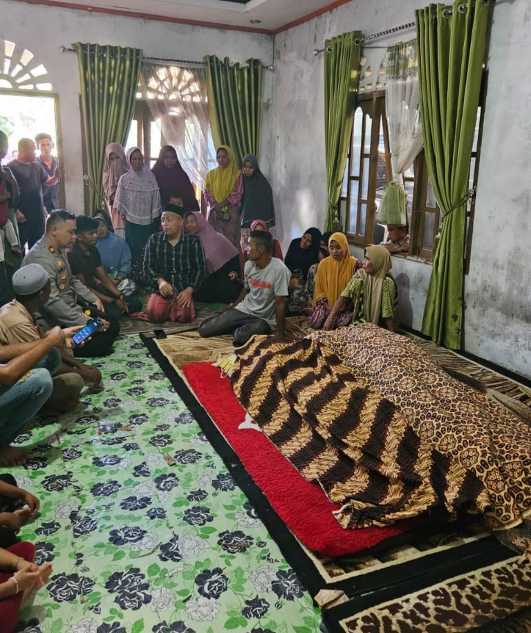 Pasutri Tewas Tersengat Listrik Saat Hendak Memetik Kuini