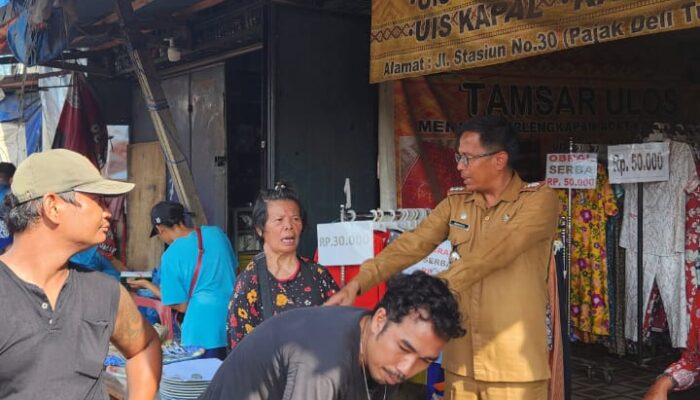 Camat Delitua-Tim Gabungan Tertibkan Dan Relokasi 156 Pedagang Tradisional