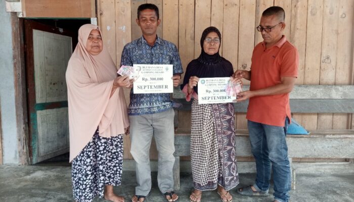 21 Warga Miskin Desa Mesjid Abdya Terima BLT Langsung Dirumah
