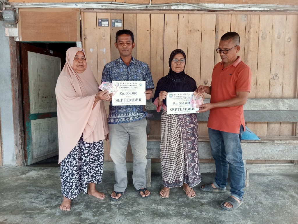 21 Warga Miskin Desa Mesjid Abdya Terima BLT Langsung Dirumah