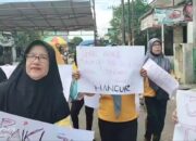 Pemblokiran Jalan Galang Berlanjut, Giliran Emak-emak Bawa Poster