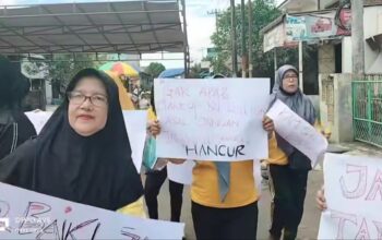 Pemblokiran Jalan Galang Berlanjut, Giliran Emak-emak Bawa Poster