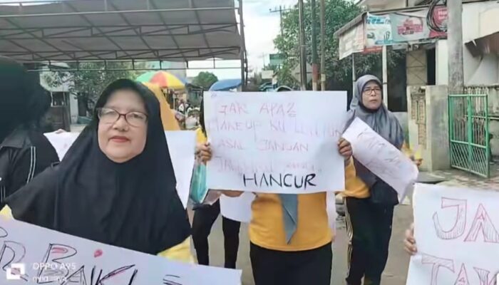 Pemblokiran Jalan Galang Berlanjut, Giliran Emak-emak Bawa Poster