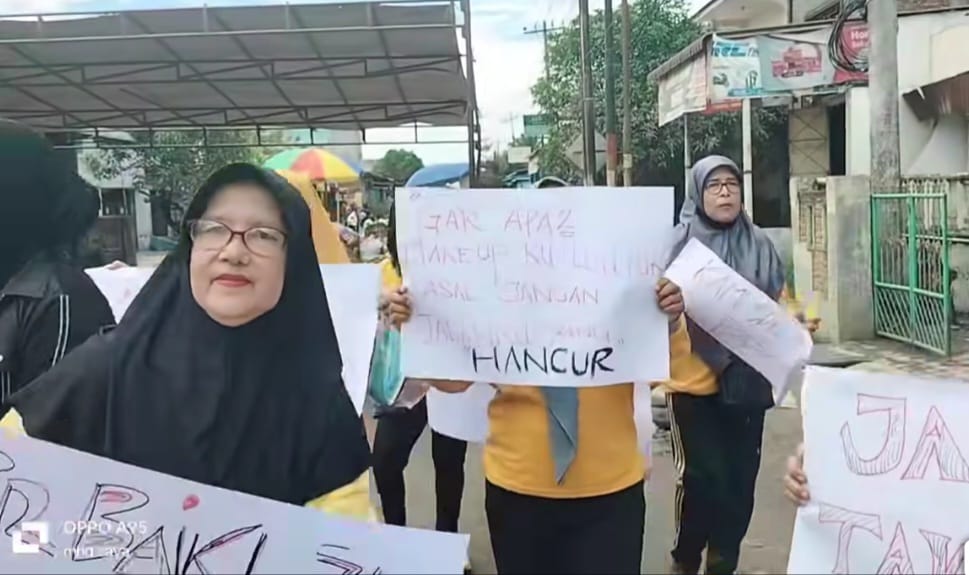 Pemblokiran Jalan Galang Berlanjut, Giliran Emak-emak Bawa Poster