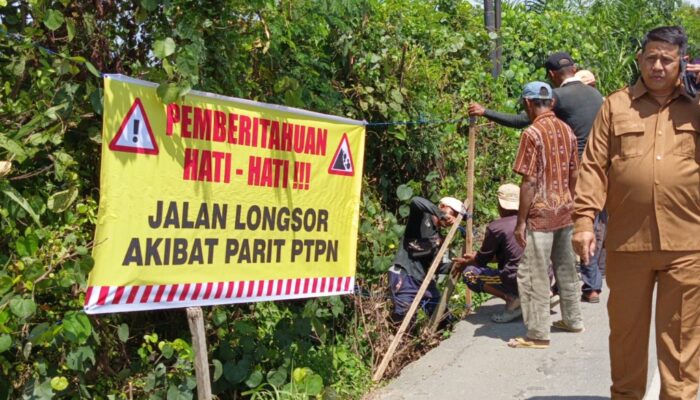 Puluhan Warga Di Aceh Tamiang Gelar Aksi Protes Pasang Spanduk