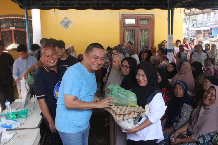 Bakhtiar Ahmad Sibarani Gelar Pasar Murah, Bagikan 10 Ribu Paket Sembako Di Sibolga