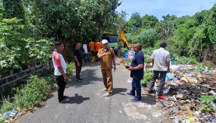 DLH Kerahkan Armada Bersihkan Tumpukan Sampah Di Lhoknga