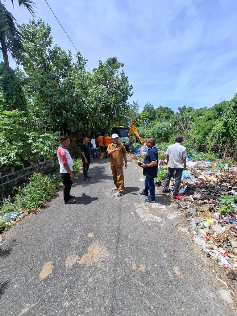 DLH Kerahkan Armada Bersihkan Tumpukan Sampah Di Lhoknga