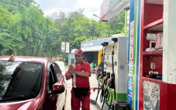 Senyum ramah dan semangat kerja tak pernah luntur dari wajah Sunaryo, seorang operator SPBU Pertamina yang telah mendedikasikan hidupnya selama tiga dekade untuk melayani masyarakat.