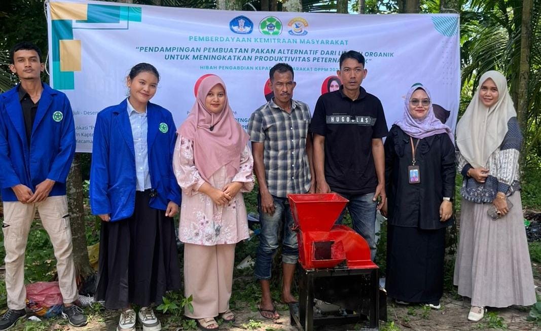 Tim PKM Unsam Dampingi Peternak Bebek Buat Pakan Alternatif Berbahan Limbah Organik