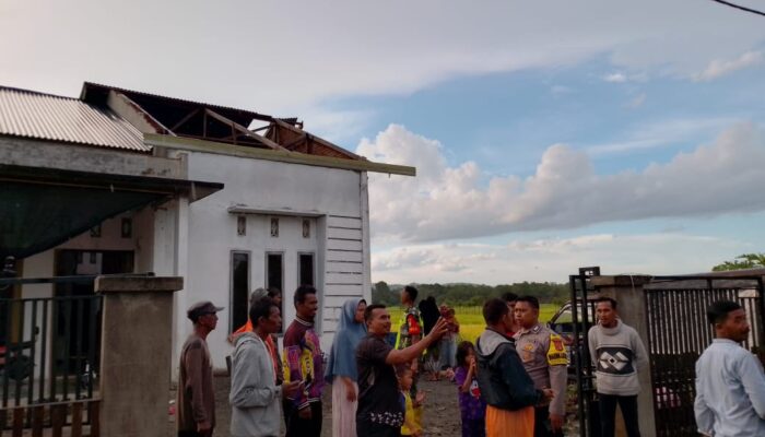 Keumala Dilanda Angin Puting Beliung, Dinsos Pidie Salurkan Bantuan Darurat