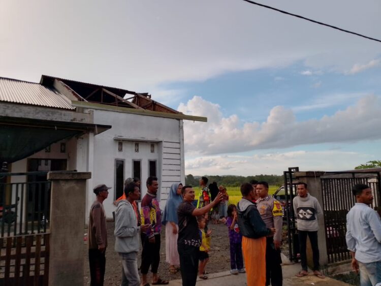 Keumala Dilanda Angin Puting Beliung, Dinsos Pidie Salurkan Bantuan Darurat