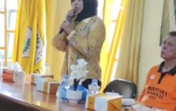 Plt. Ketua Kosgoro 1957 Madina Indah Annisah Serahkan SK Kecamatan