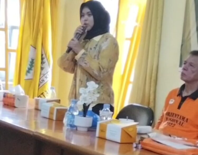 Plt. Ketua Kosgoro 1957 Madina Indah Annisah Serahkan SK Kecamatan