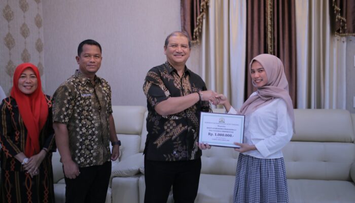 Pemkab Aceh Tamiang Salurkan Beasiswa