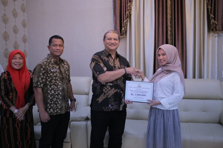 Pemkab Aceh Tamiang Salurkan Beasiswa