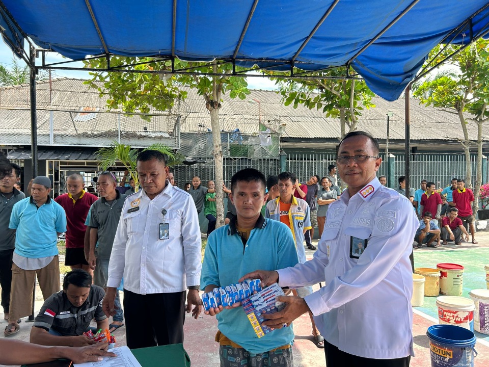 Warga Binaan Lapas Labuhanruku Sambut Pembagian Perlengkapan Mandi Dan Cuci