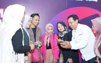 Corporate Communication & CSR XLSMART, Kadi Riyanto (Baju Putih) saat memberikan edukasi Teman UMKM Naik Kelas di Padang. Melalui pelatihan dan workshop yang interaktif, para pelaku UMKM diajarkan berbagai strategi pemasaran, pengelolaan keuangan, serta inovasi produk agar bisa bersaing di pasar yang semakin kompetitif. XLSMART terus melakukan konsolidasi dan perluasan jaringan pasca-merger, termasuk di Provinsi Sumatera Barat.