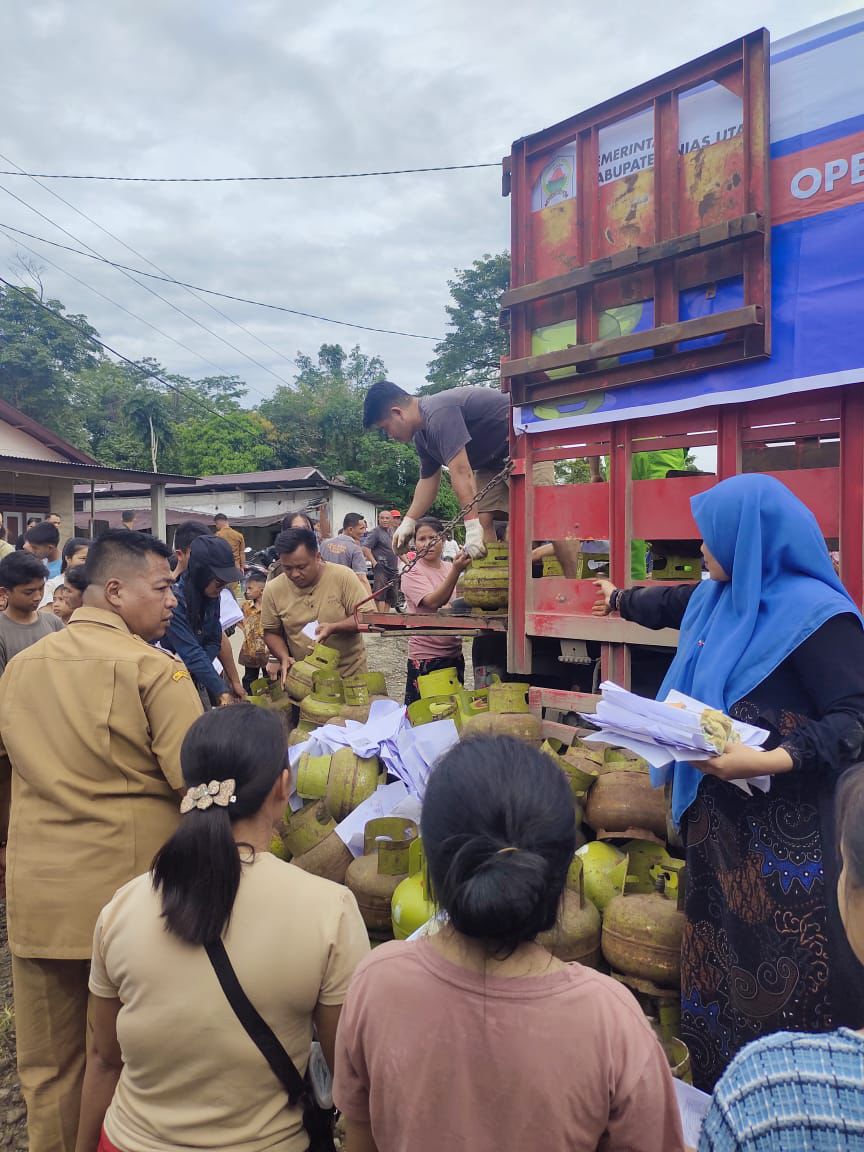 Pertamina Patra Niaga Regional Sumbagut Gelar Operasi Pasar LPG 3 Kg Di Kepulauan Nias