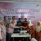 Penyerahan Mesin Bordir oleh Champion Srikandi PLN UID Sumut kepada Ketua PKK Kecamatan Biru-Biru.