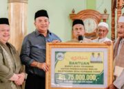 Bupati Agara Serahkan Bantuan Rp75 Juta Untuk Masjid As Syuhada