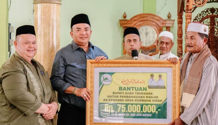 Bupati Agara Serahkan Bantuan Rp75 Juta Untuk Masjid As Syuhada