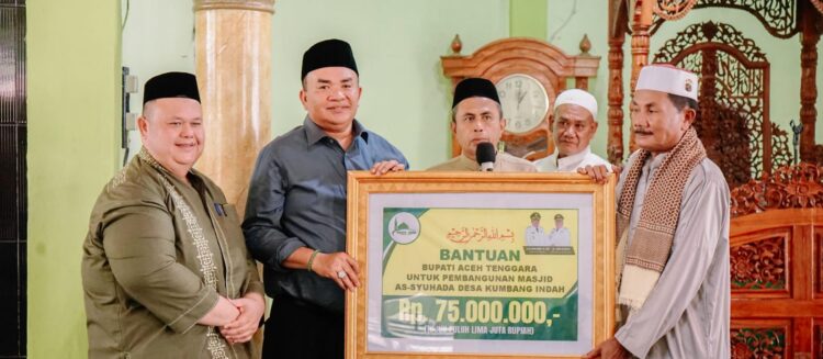 Bupati Agara Serahkan Bantuan Rp75 Juta Untuk Masjid As Syuhada