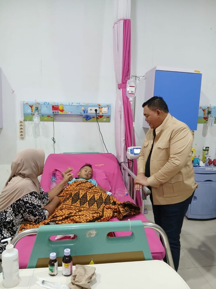 Dahnil Ginting Bantu Anak Yatim Piatu Berobat Di RS Amri Tambunan