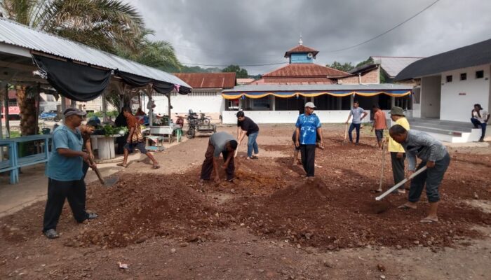 Warga Leu Ue Peringati Maulid Nabi SAW Dengan Gotong Royong