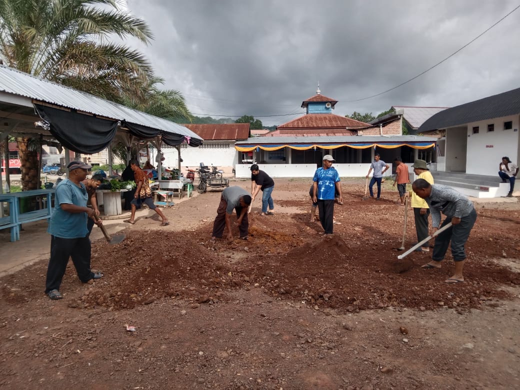 Warga Leu Ue Peringati Maulid Nabi SAW Dengan Gotong Royong