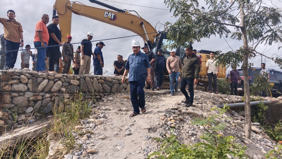 Bupati Agara Tinjau Pembangunan Jembatan Mbarung