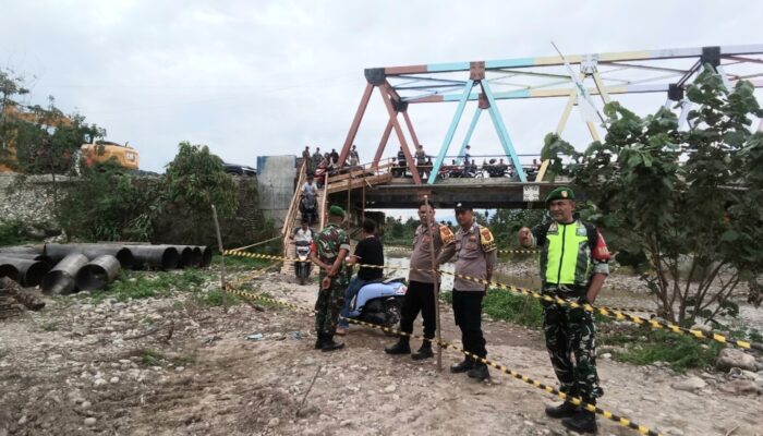 Polisi Amankan Pembongkaran Jembatan Mbarung, Lalu Lintas Dialihkan