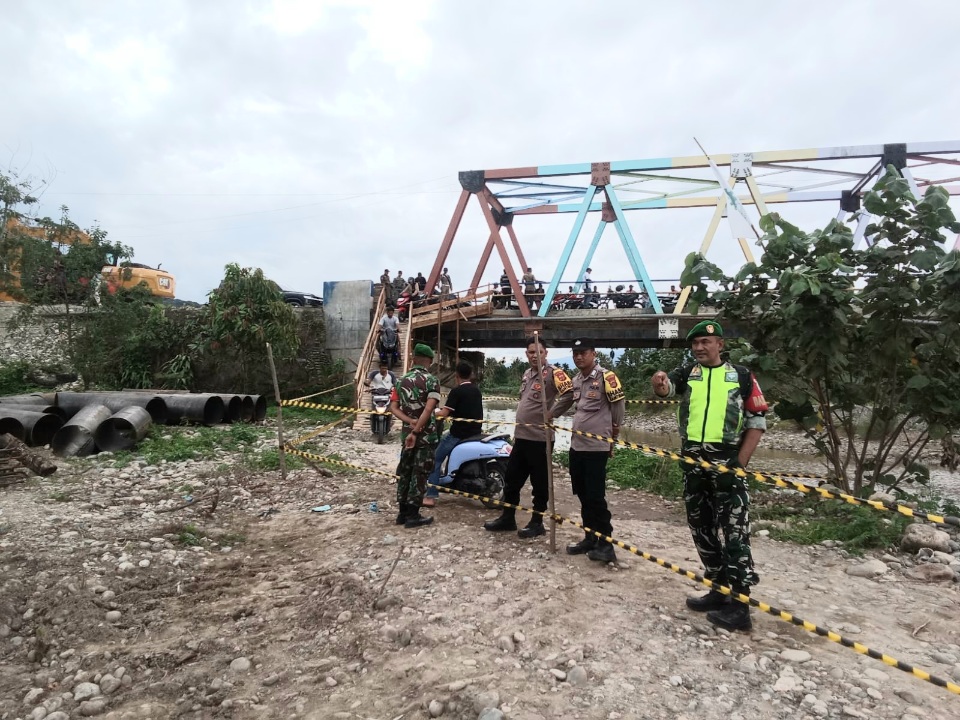 Polisi Amankan Pembongkaran Jembatan Mbarung, Lalu Lintas Dialihkan
