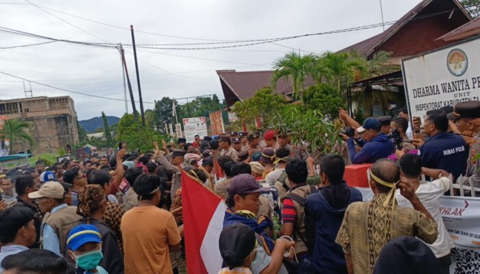 Ratusan Warga Demo Kantor Inspektorat Tapteng, Tuntut Kadis Mundur