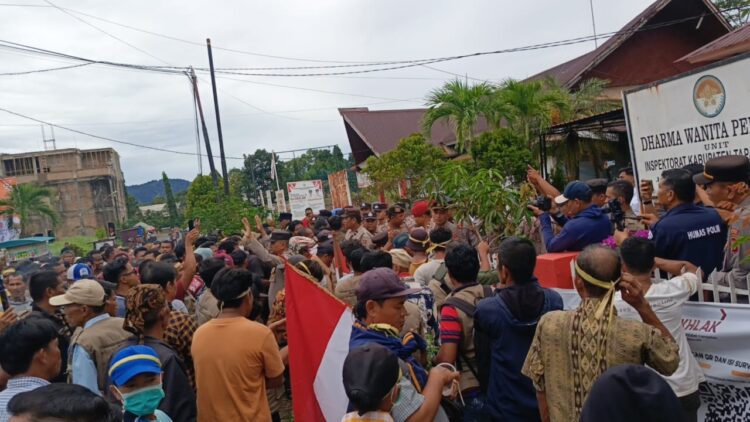 Ratusan Warga Demo Kantor Inspektorat Tapteng, Tuntut Kadis Mundur