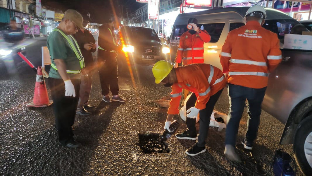 Dinas PUPR Aceh Patching Ruas Jalan Keutapang Dua – Mata Ie