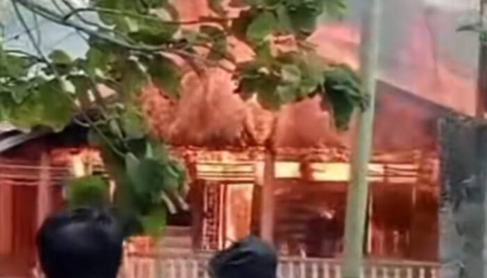 Dua Rumah Kontrakan Di Gunungsitoli Ludes Terbakar
