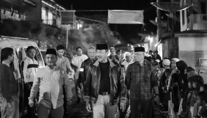 Bupati Madina Menonton Film G30S/PKI Di Kampung Jenderal AH Nasution